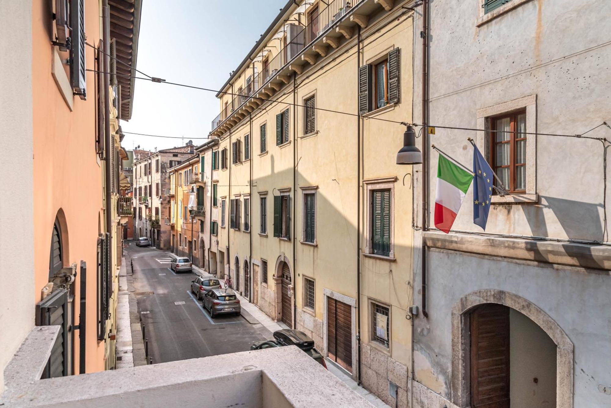Piazza Isolo Central Apartment Verona Ngoại thất bức ảnh