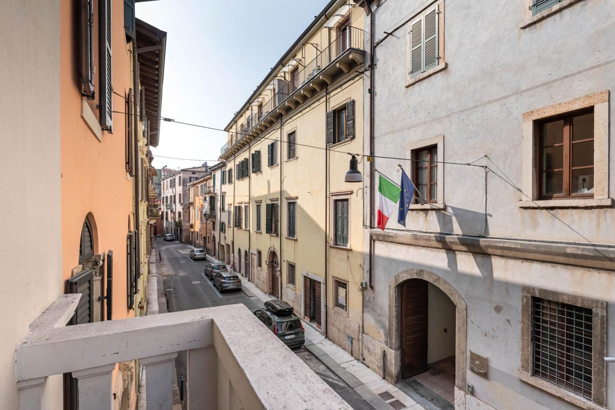 Piazza Isolo Central Apartment Verona Ngoại thất bức ảnh