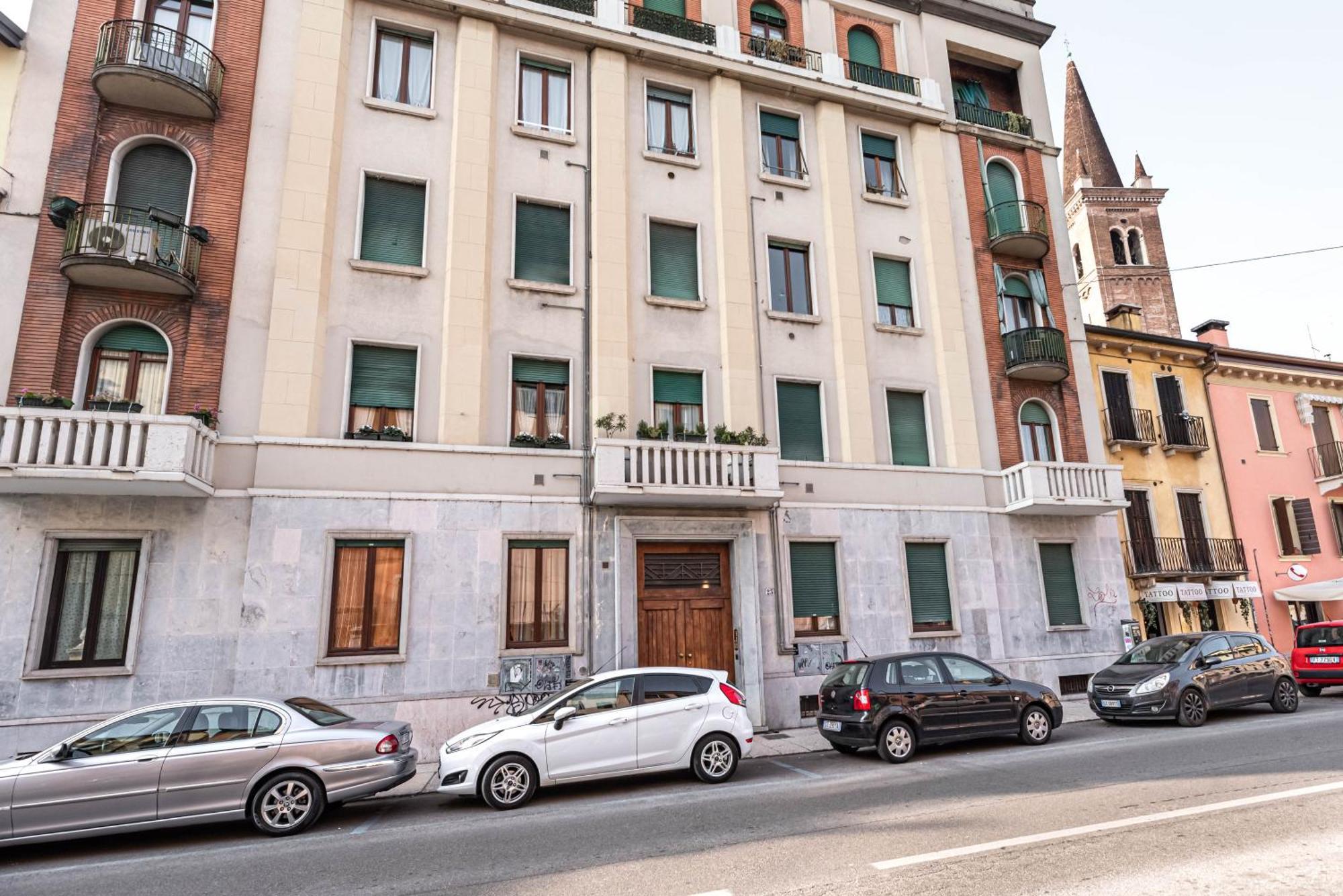 Piazza Isolo Central Apartment Verona Ngoại thất bức ảnh