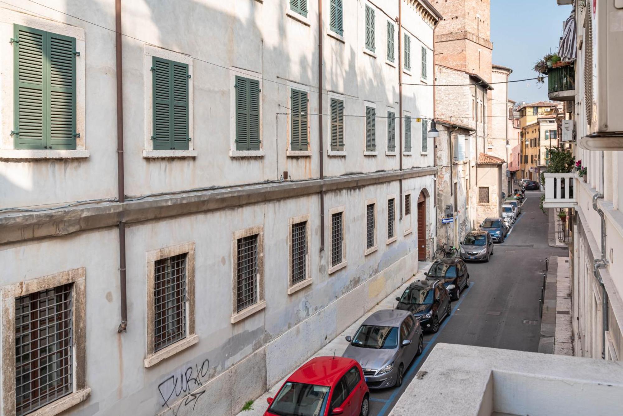 Piazza Isolo Central Apartment Verona Ngoại thất bức ảnh